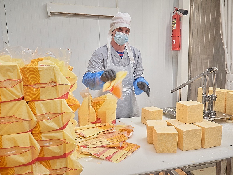 Сыр и телеком: нацпровайдер оцифровал производство и фирменную дистрибуцию сыра в Брянске