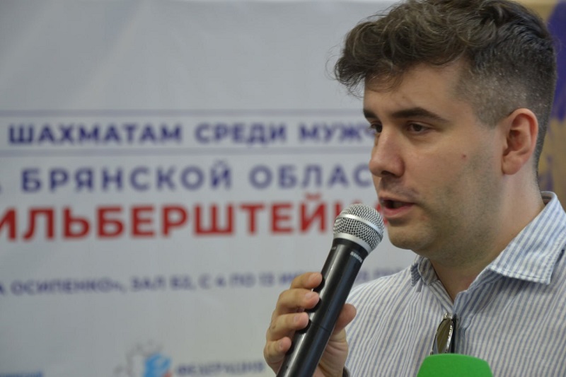 Ян Непомнящий открыл  в Брянске шахматный турнир памяти своего учителя