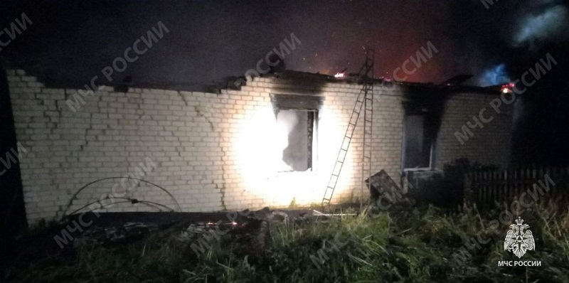 Мать и сын погибли в пожаре в деревне под Дубровкой из-за непотушенной сигареты