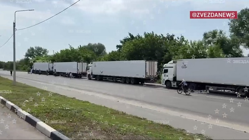 Иностранные журналисты осмотрели рефрижераторы с телами военных ВСУ в Брянской области