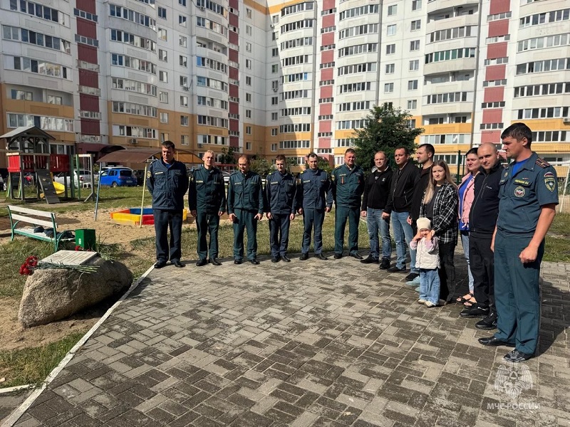 Брянские пожарные помянули своих коллег, погибших при спасении бомжей