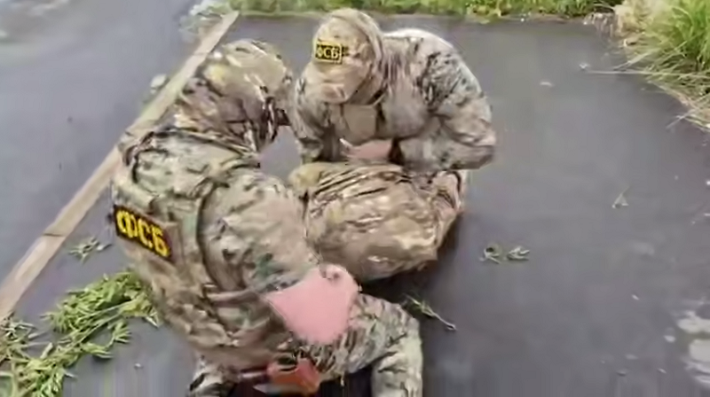 Оперативники ФСБ задержали в Брянской области украинского диверсанта — бывшего российского военного