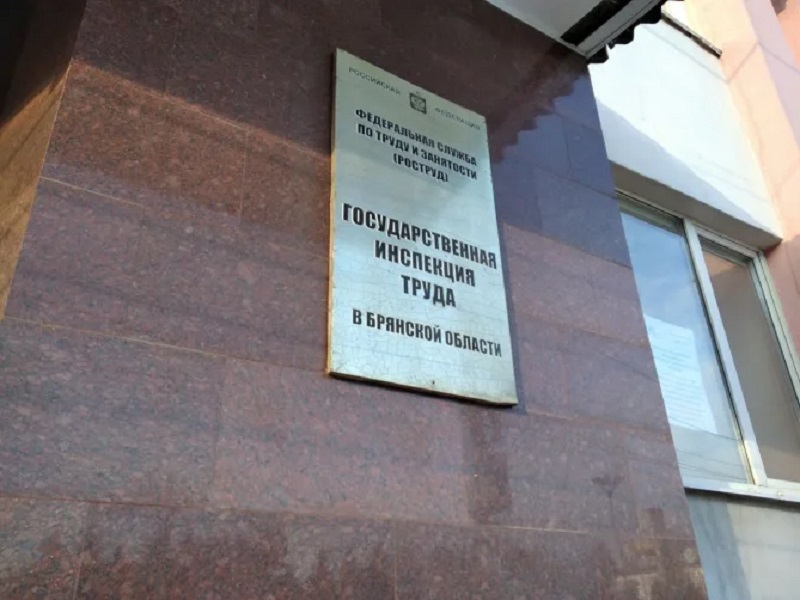 Директора брянского предприятия насмерть придавило деревом