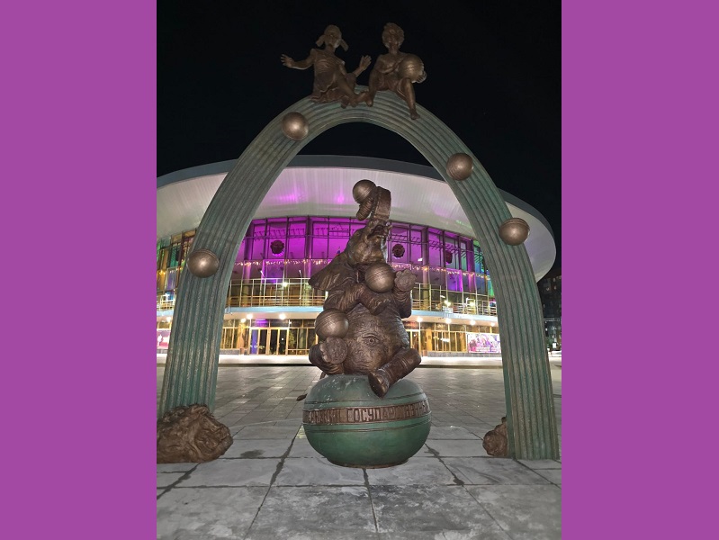 Слон и дети украсили площадь перед Брянским цирком-юбиляром