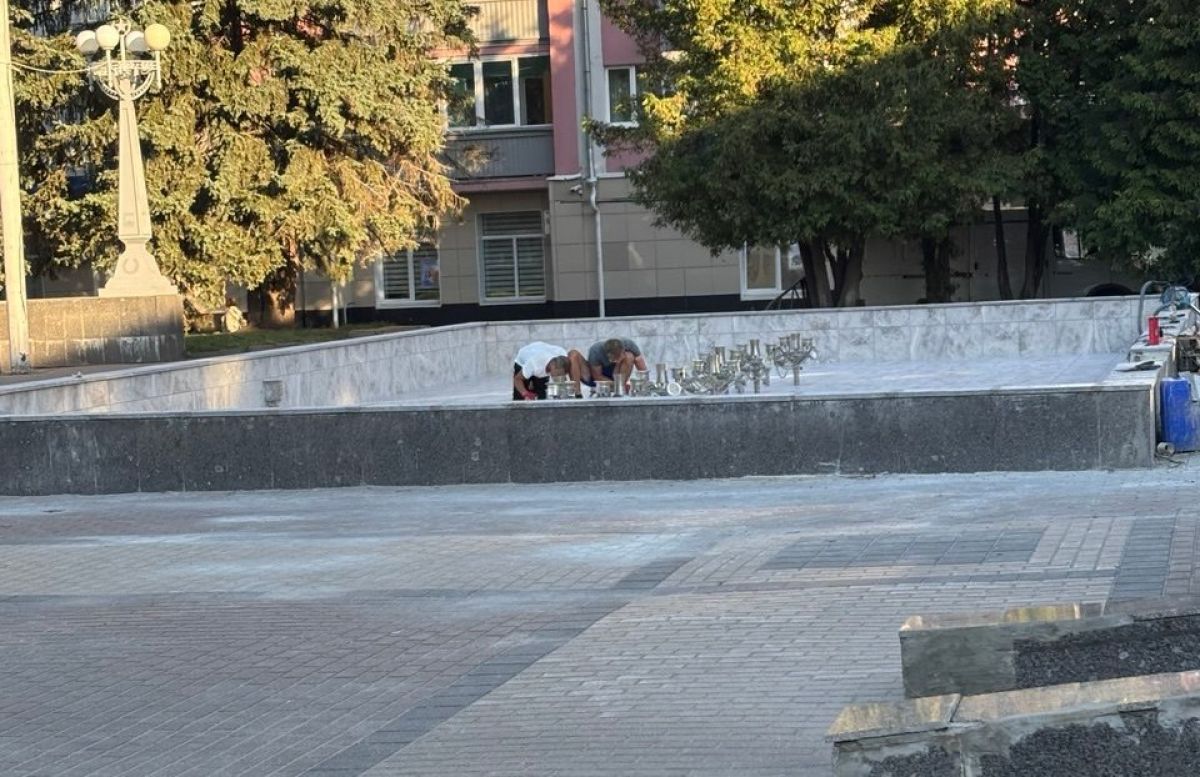 Площадь Партизан в Брянске осталась к Дню города с недоделанными фонтанами