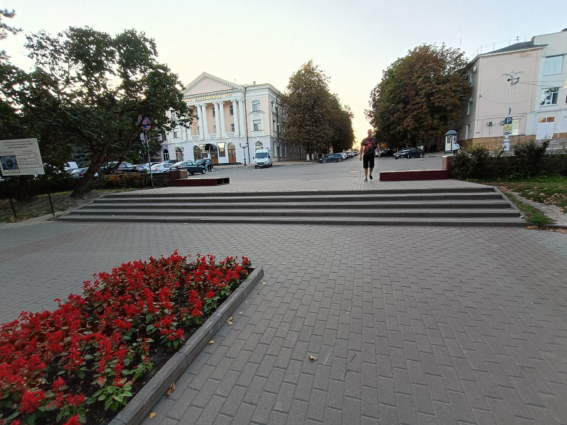 Жители Брянска жалуются на отсутствие доступной среды в сквере Карла Маркса