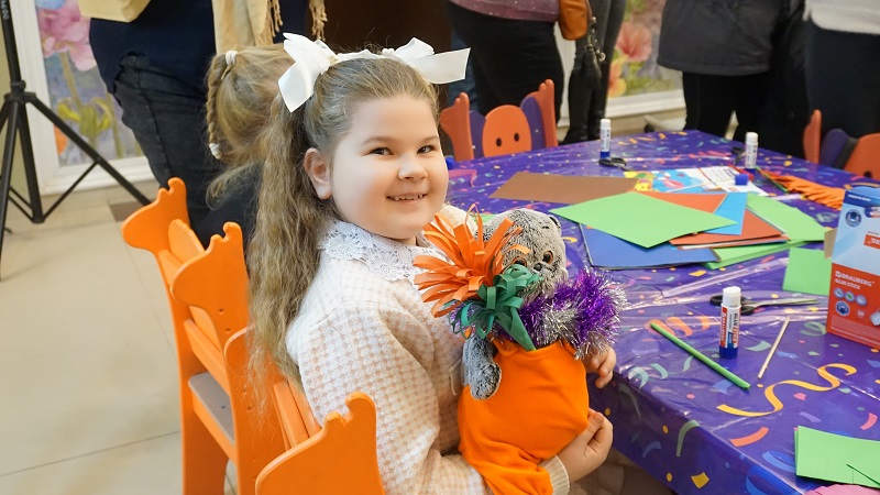 День матери в брянском театре кукол: маленькие зрители мастерили волшебные цветы