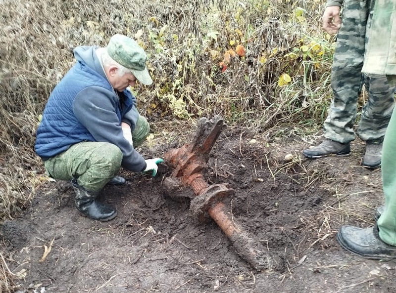 Навлинские поисковики подняли из земли истребитель времён Великой Отечественной