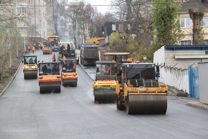 Недоделанная улица Горького в Брянске открыта для движения после полугода ремонта. К ноябрьским праздникам