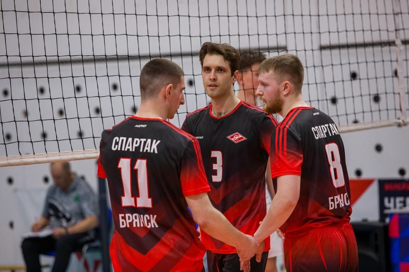 Волейболисты брянского «Спартака» выиграли групповой этап ЧР в первой лиге. Волейболистки не смогли