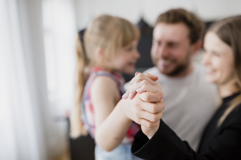 Четверо из десяти россиян укрепляют отношения с партнёром на фоне экономических сложностей — опрос