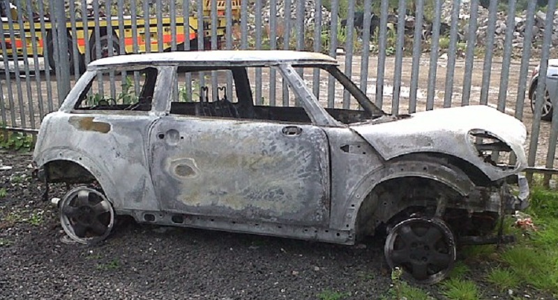 Драма чувств в Брянске: мужчина пытался вернуть возлюбленную и сжёг ее машину