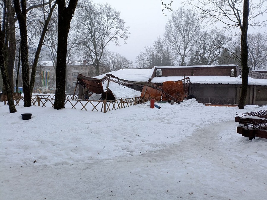 Брянск стал одним из очагов эпидемии обрушений снега в ЦФО: уже трое погибших и 25 пострадавших