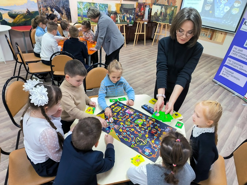 Первоклассники брянской школы получили «КиберЩИТ». В библиотеке