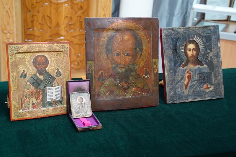 Брянские таможенники одарили Минкульт России иконами