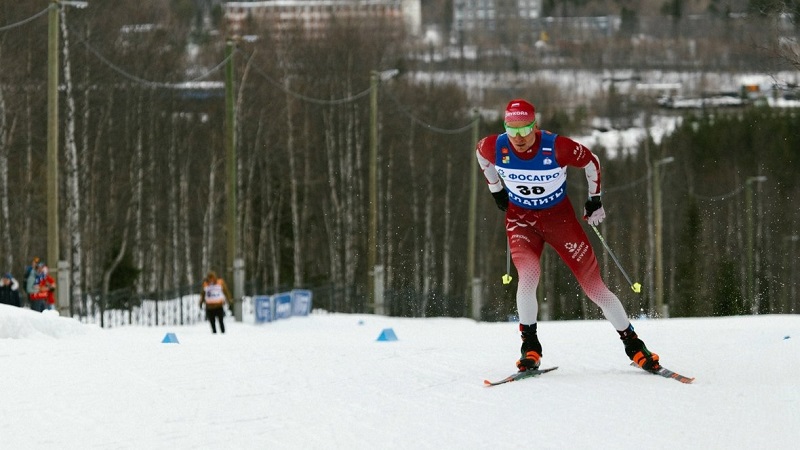 Александр Большунов пока выигрывает финал лыжного Кубка России