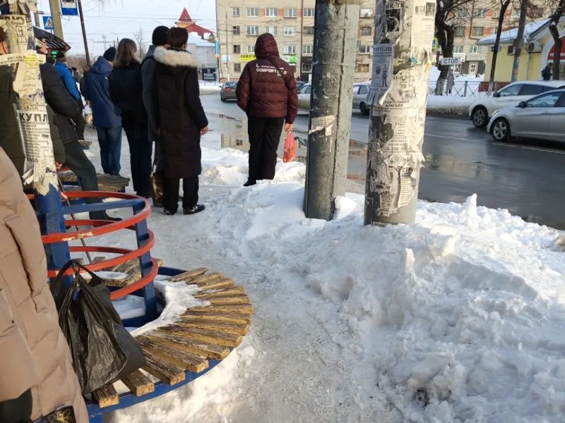Ложка дёгтя в бочке мёда отчётов брянских дорожников: главная остановка Бежицы в снежно-ледяных завалах