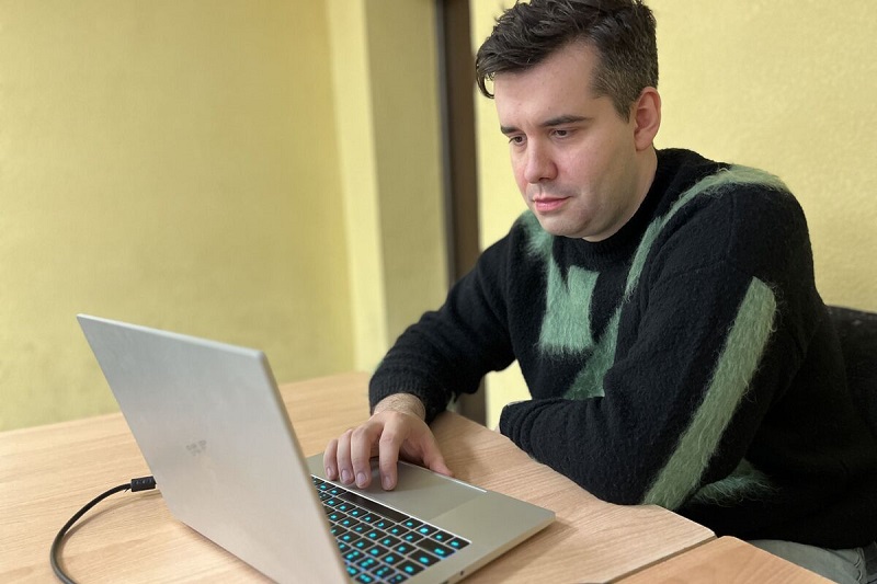 «По пониманию шахмат входит в топ-3 в мире»: Ян Непомнящий дал мастер-класс в родной брянской спортшколе по шахматам и шашкам