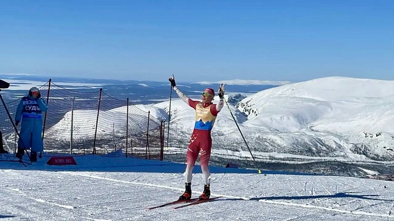 Александр Большунов победил в масс-старте в гору и выиграл финал Кубка России