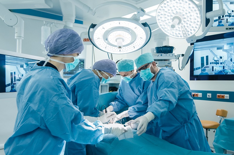 Драма в брянской медицине: хирург забыл салфетку в пациентке, она не выжила, но наказания врач избежал