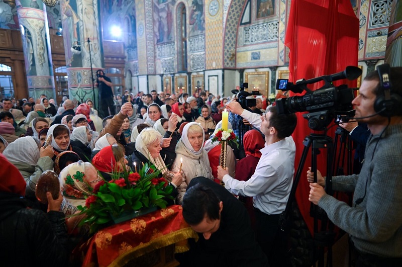 Благодатный огонь из Иерусалима добрался до Брянска в пасхальную ночь-2026 по расписанию