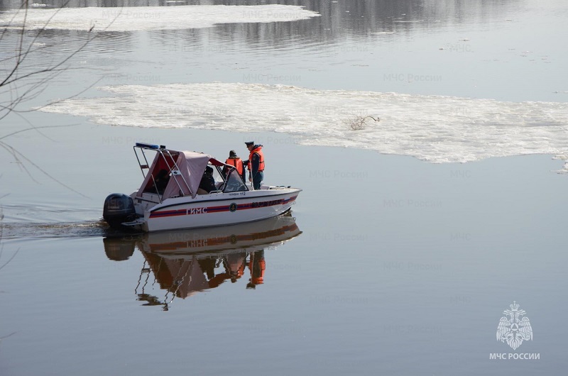 Поиски тела утонувшего школьника после схода льда развернулись в Брянске с новой силой