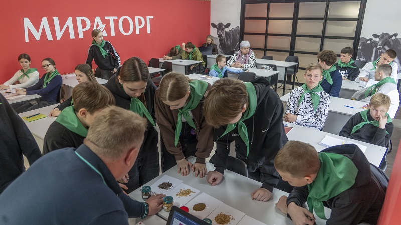 Первый шаг в профессию: «Мираторг» провёл агроурок для выгоничских школьников в брендированной аудитории БГАУ
