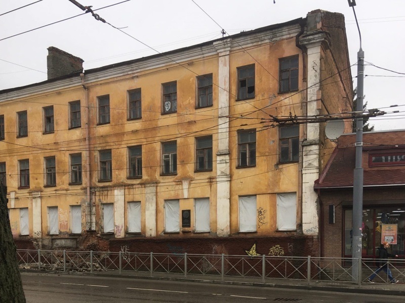 Историческое здание прогимназии в центре Брянска власти города решили доломать окончательно