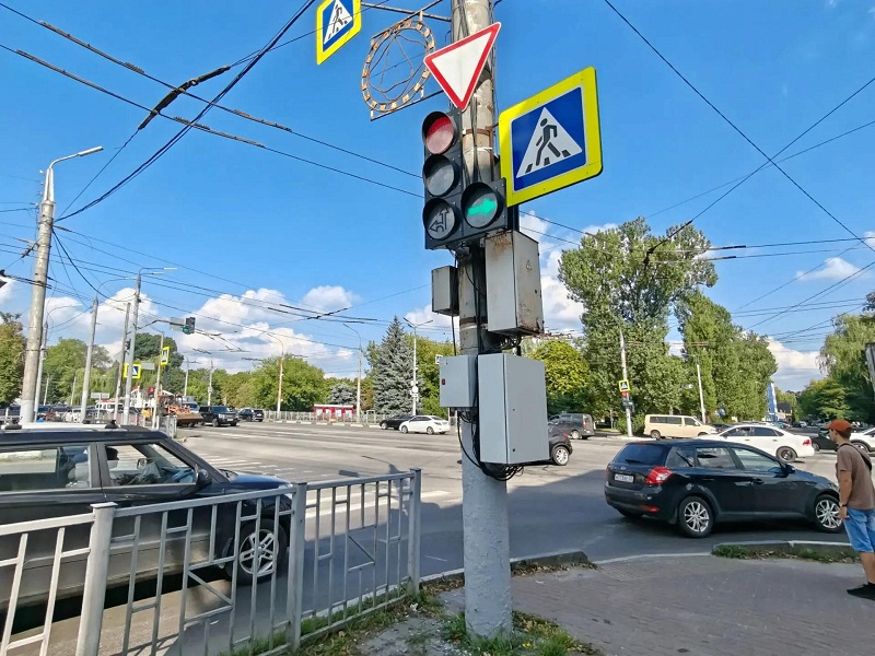 Светофоры в Брянске сами решают, когда и кого пропускать: первые итоги интеллектуализации транспортной системы